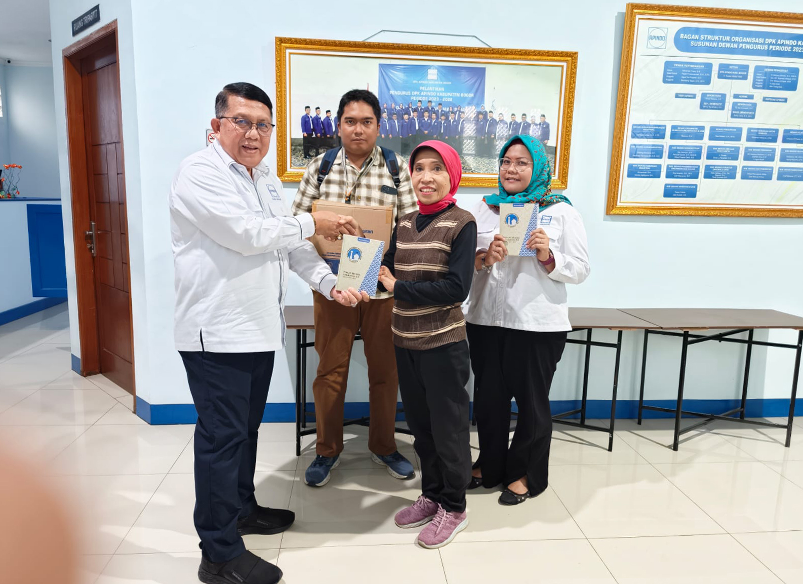 Memberikan Bantuan Al-Qur'an pada Ponpes Shodiqus Sholihin, Pendirinya Ustad Saeful, Kp.Pasir Pogor RT.01 RW.06 Desa Cipelang, Cijeruk - Bogor.